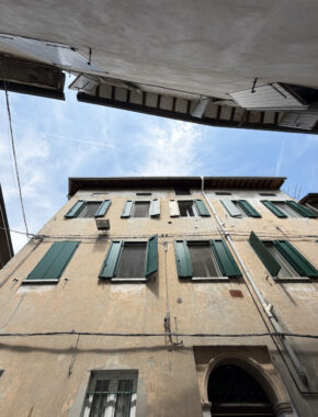 BILOCALE RISTRUTTURATO IN CENTRO STORICO