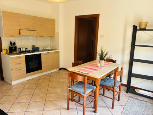 BILOCALE AFFITTI TRANSITORI CON BALCONE, CANTINA E POSTO AUTO