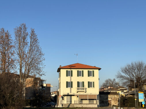 TRILOCALE IN TRIFAMILIARE