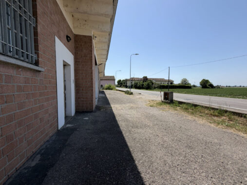 MAGAZZINO MULTIFUNZIONALE CON TRE ACCESSI