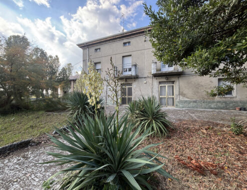 TRIFAMILIARE CON GIARDINO E FABBRICATO ACCESSORIO IN CAMPAGNA PARMENSE