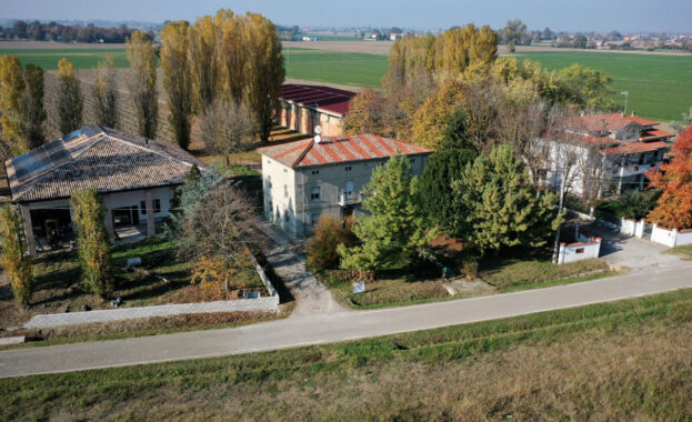 TRIFAMILIARE CON GIARDINO E FABBRICATO ACCESSORIO IN CAMPAGNA PARMENSE