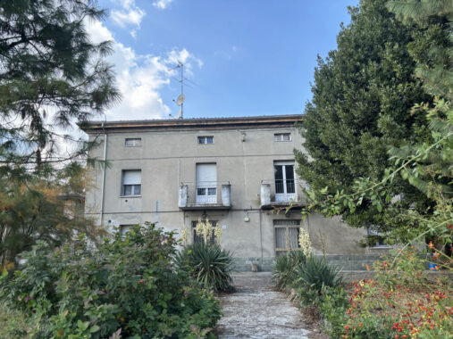 TRIFAMILIARE CON GIARDINO E FABBRICATO ACCESSORIO IN CAMPAGNA PARMENSE