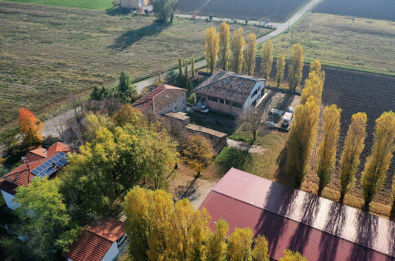 TRIFAMILIARE CON GIARDINO E FABBRICATO ACCESSORIO IN CAMPAGNA PARMENSE