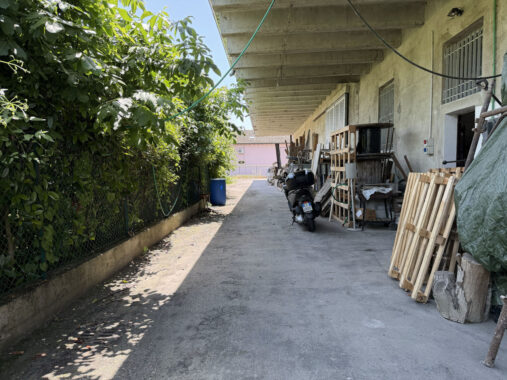 MAGAZZINO MULTIFUNZIONALE CON TRE ACCESSI