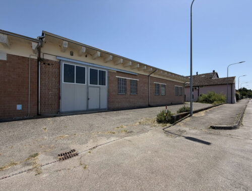MAGAZZINO MULTIFUNZIONALE CON TRE ACCESSI
