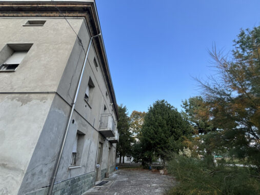 TRIFAMILIARE CON GIARDINO E FABBRICATO ACCESSORIO IN CAMPAGNA PARMENSE