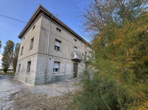 TRIFAMILIARE CON GIARDINO E FABBRICATO ACCESSORIO IN CAMPAGNA PARMENSE