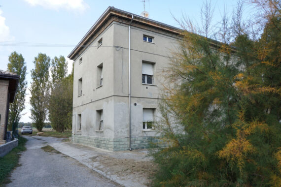 TRIFAMILIARE CON GIARDINO E FABBRICATO ACCESSORIO IN CAMPAGNA PARMENSE