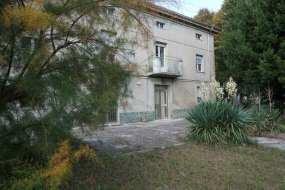 TRIFAMILIARE CON GIARDINO E FABBRICATO ACCESSORIO IN CAMPAGNA PARMENSE