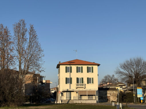 TRILOCALE IN TRIFAMILIARE