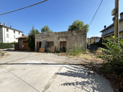 TRILOCALE IN TRIFAMILIARE