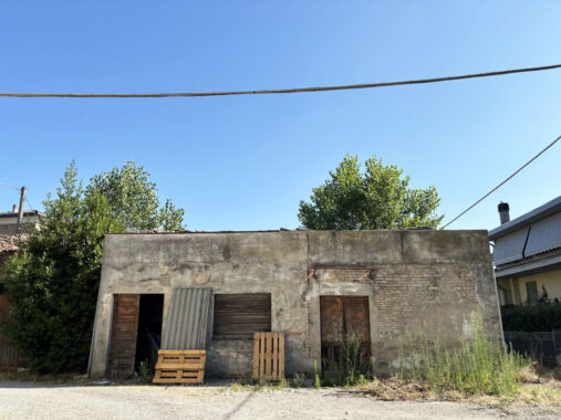 TRILOCALE IN TRIFAMILIARE
