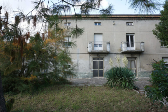 TRILOCALE CON GIARDINO E AREA CORTILIZIA