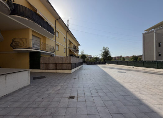 ELEGANTE QUADRILOCALE SU DUE LIVELLI