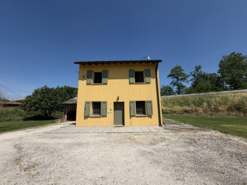VILLA CONTEMPORANEA CON AMPIO GIARDINO
