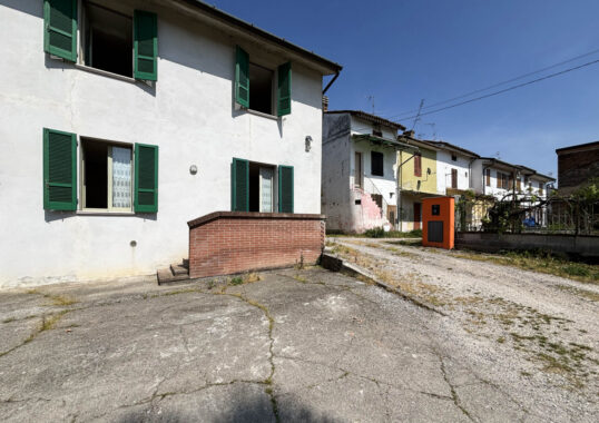 PORZIONE DI CASA A SCHIERA DI TESTA RISTRUTTURATA