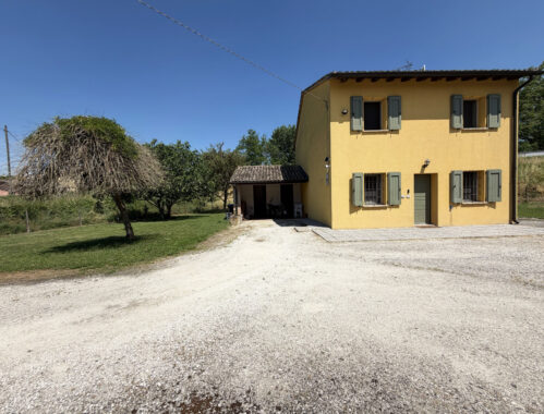 VILLA CONTEMPORANEA CON AMPIO GIARDINO