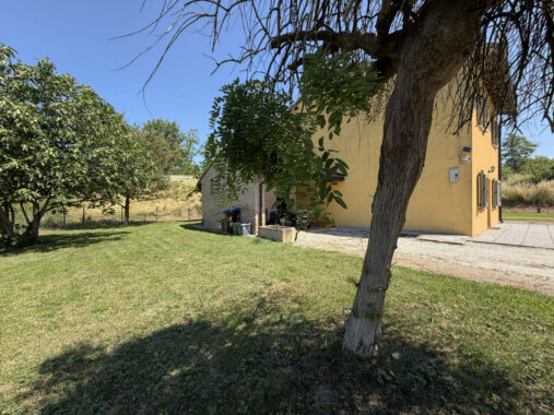 VILLA CONTEMPORANEA CON AMPIO GIARDINO