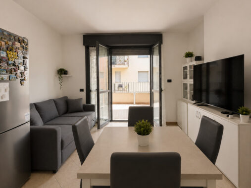 BILOCALE CON AMPIA LOGGIA AFFACCIATA SUL VERDE