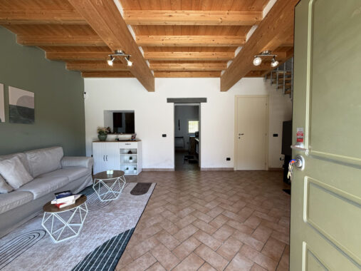 VILLA CONTEMPORANEA CON AMPIO GIARDINO