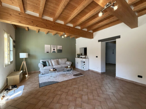 VILLA CONTEMPORANEA CON AMPIO GIARDINO