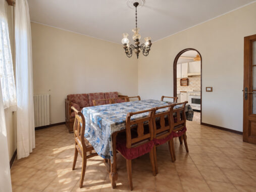 CASA INDIPENDENTE SPAZI AMPI E TERRENO