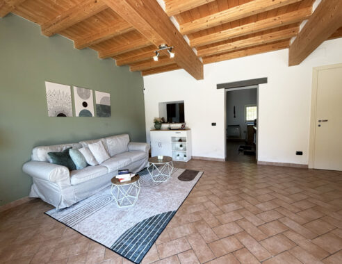 VILLA CONTEMPORANEA CON AMPIO GIARDINO
