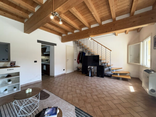 VILLA CONTEMPORANEA CON AMPIO GIARDINO