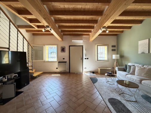 VILLA CONTEMPORANEA CON AMPIO GIARDINO