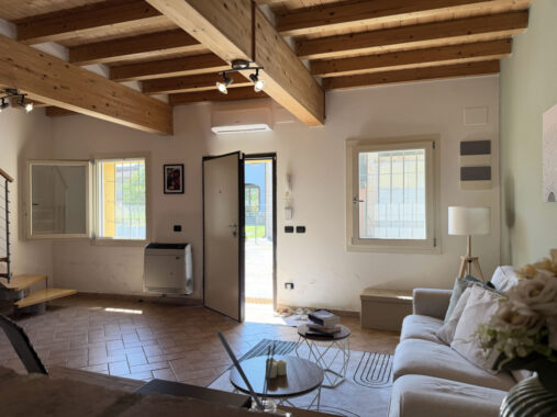 VILLA CONTEMPORANEA CON AMPIO GIARDINO