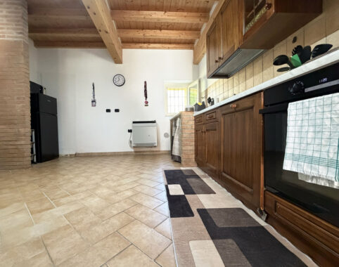 VILLA CONTEMPORANEA CON AMPIO GIARDINO