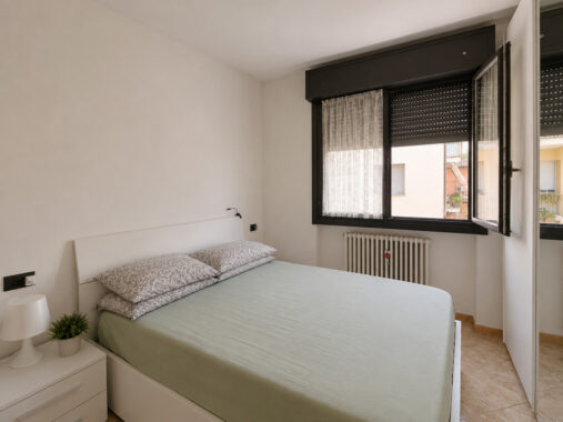 BILOCALE CON AMPIA LOGGIA AFFACCIATA SUL VERDE