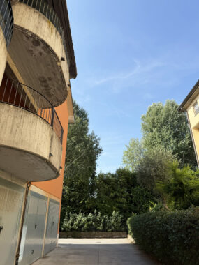BILOCALE CON AMPIA LOGGIA AFFACCIATA SUL VERDE