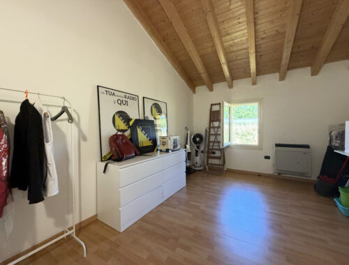 VILLA CONTEMPORANEA CON AMPIO GIARDINO