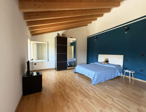 VILLA CONTEMPORANEA CON AMPIO GIARDINO
