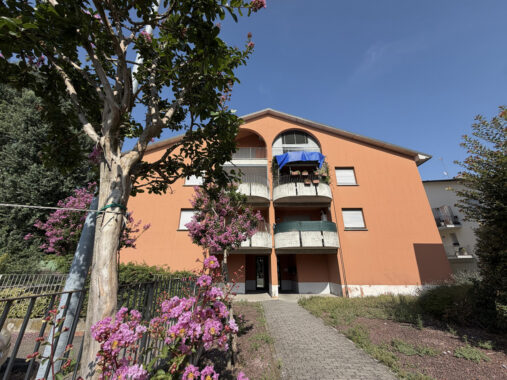 BILOCALE CON AMPIA LOGGIA AFFACCIATA SUL VERDE