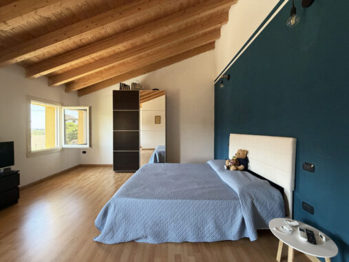 VILLA CONTEMPORANEA CON AMPIO GIARDINO