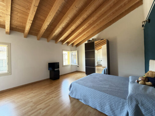 VILLA CONTEMPORANEA CON AMPIO GIARDINO