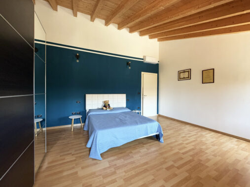 VILLA CONTEMPORANEA CON AMPIO GIARDINO