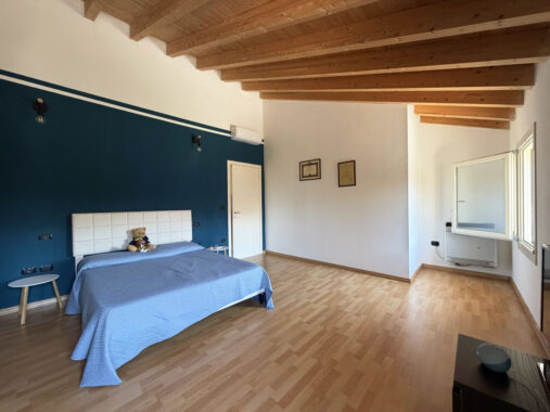 VILLA CONTEMPORANEA CON AMPIO GIARDINO