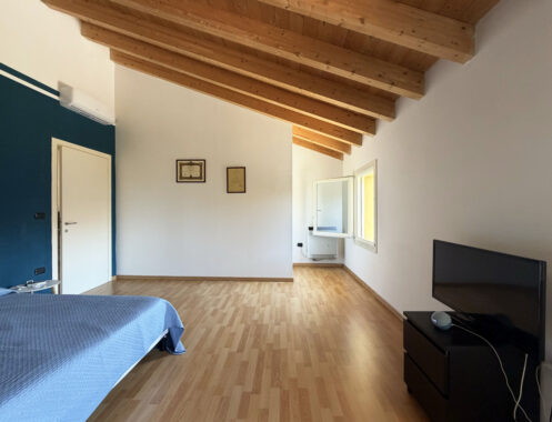 VILLA CONTEMPORANEA CON AMPIO GIARDINO
