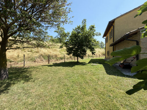 VILLA CONTEMPORANEA CON AMPIO GIARDINO