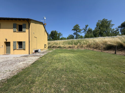 VILLA CONTEMPORANEA CON AMPIO GIARDINO
