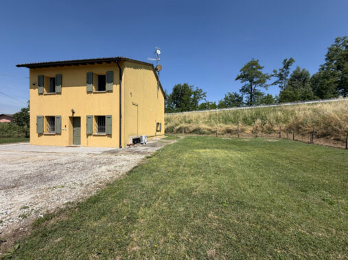 VILLA CONTEMPORANEA CON AMPIO GIARDINO