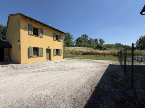 VILLA CONTEMPORANEA CON AMPIO GIARDINO