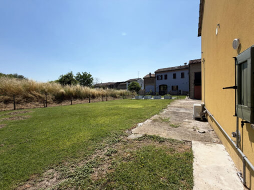VILLA CONTEMPORANEA CON AMPIO GIARDINO