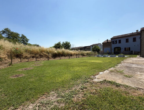 VILLA CONTEMPORANEA CON AMPIO GIARDINO