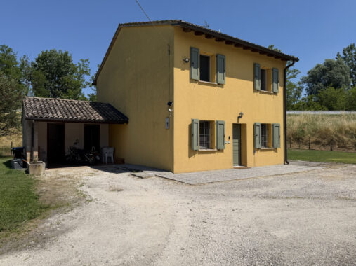 VILLA CONTEMPORANEA CON AMPIO GIARDINO